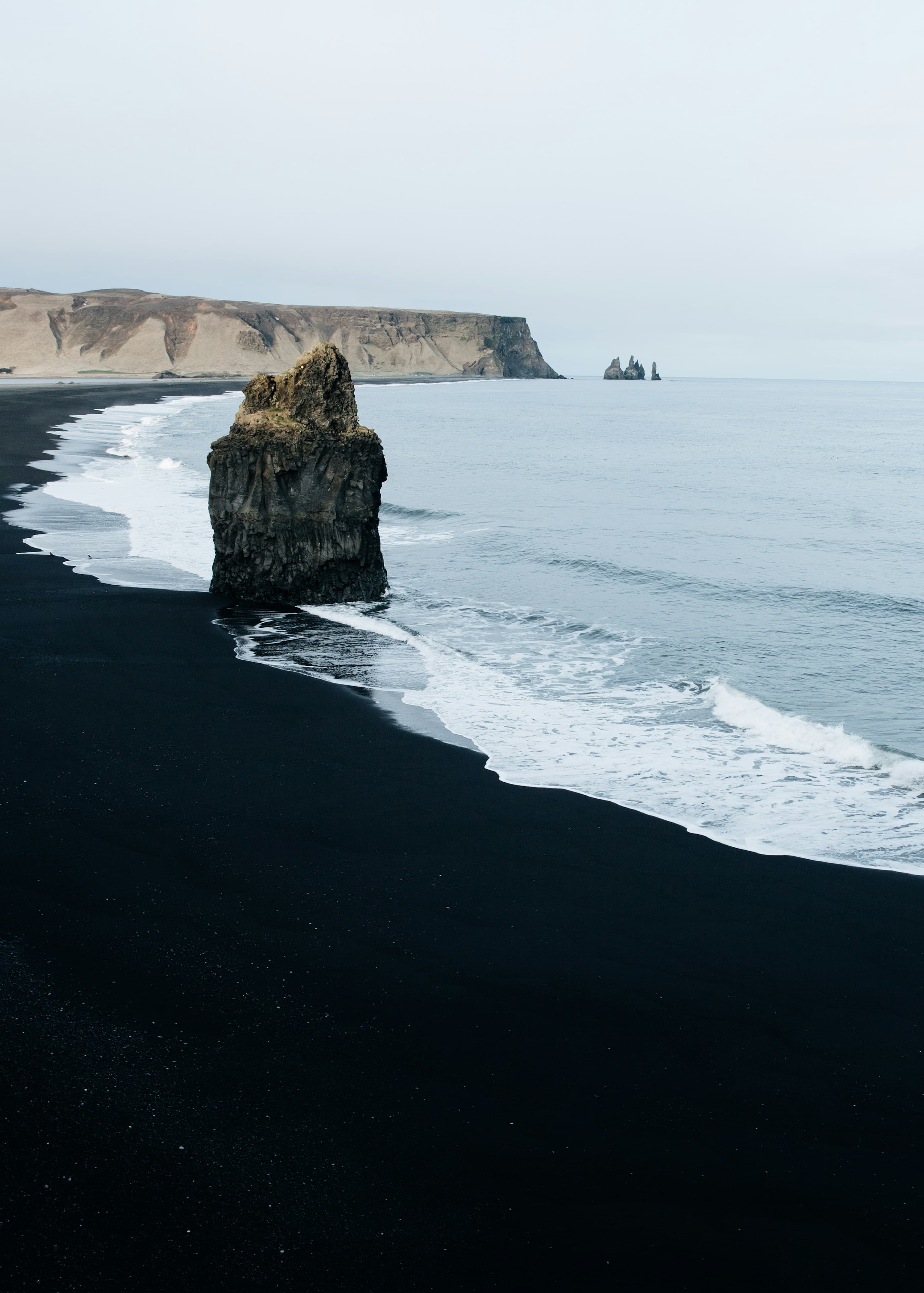 Svört sandfjara og klettadrangur við Vík