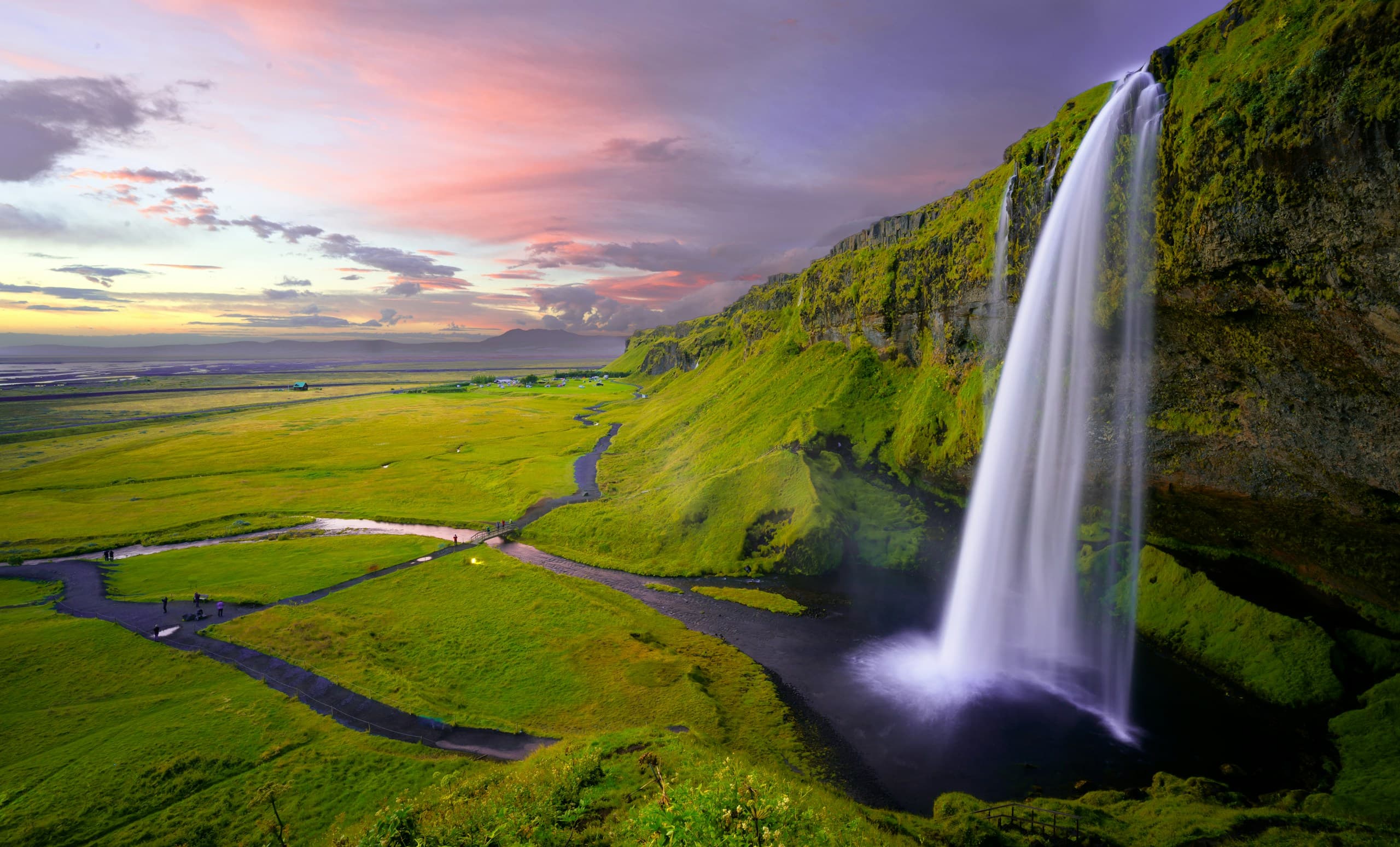Ferðamenn á göngustígnum við Seljalandsfoss í kvöldsól